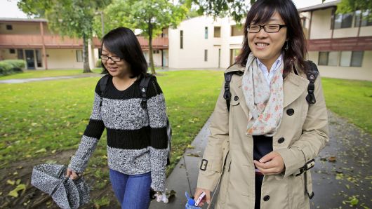 中国公民收取数千美元让中国学生入读加州大学